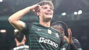 Eduardo Quaresma vira goleador e festeja à Paulinho 