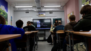 Crianças frequentam escola subterrânea em Kharkiv enquanto guerra continua