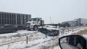 Forte nevão provoca o caos em autoestrada no estado norte-americano do Missouri
