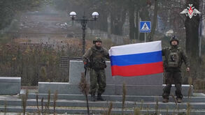 Exército russo divulga vídeo do que diz ser um militar com a bandeira russa na cidade ucraniana de Pokrovsk