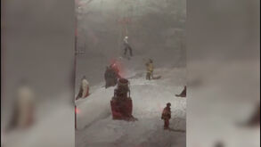 Falha de energia deixa esquiadores presos em teleférico de pista de esqui nos EUA