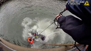 Polícias saltam para a água para salvar homem que se estava a afogar no rio em Nova Iorque   