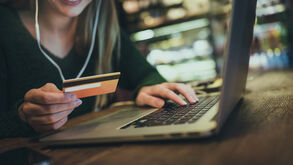 Compras online disparam: americanos gastam milhões entre a Black Friday e Cyber Monday