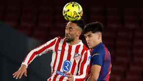 Futebolistas do Barcelona e Atlético Madrid disputam bola no jogo da ronda 19