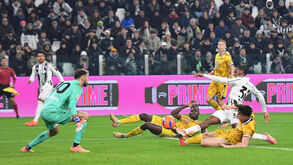 Jogo da Premier League entre Newcastle e Tottenham em ação