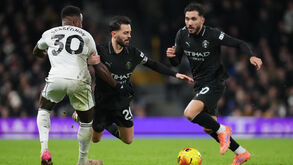 Jogo da Premier League: Fulham e Manchester City disputam a posse de bola