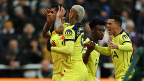 Romero inspira Tottenham em Newcastle com dois golos