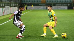 Publicidade da 'Estrella Galicia' visível no canto superior direito desta imagem