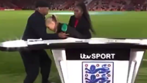 Famosa apresentadora britânica desmaia em direto: Laura Woods precisou de ser amparada por Ian Wright