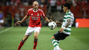 Aursnes disputa a bola com Maxi Araújo durante o dérbi entre Benfica e Sporting