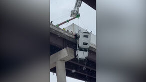 Imagens impressionantes mostram o resgate de motorista que ficou com camião suspenso em ponte