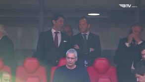 Rui Costa e Varandas no último dérbi da Luz: cordiais mas separados a assistir ao jogo