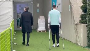 Gatti aparece de muletas e deixa Juventus preocupada 