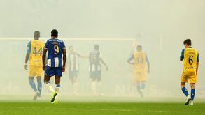 Recomeço do jogo retardado em 1 minuto e 45 segundos