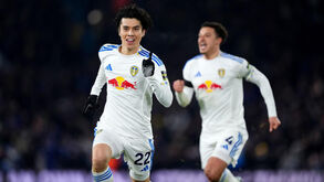 Futebolista do Leeds comemora golo contra o Chelsea na Premier League