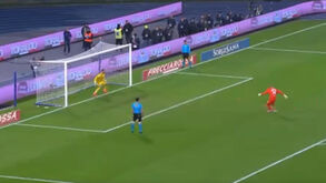 O penálti-canhão do guarda-redes do Nápoles que pode ter batido... os 130 km/h