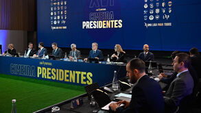 Dirigentes à conversa durante a Cimeira dos Presidentes