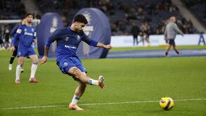 Futebol: Jogador do FC Porto em ação contra o V. Guimarães