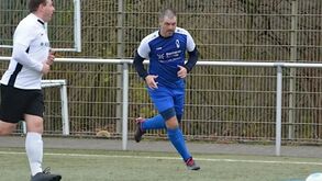 Até o pai é bom: Mark Bellingham é goleador do FC Herdecke-Ende