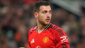 Guardiola pediu expulsão para Dalot no dérbi de Manchester