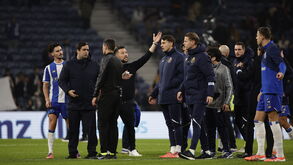 Farioli à conversa com um elemento da equipa de arbitragem no final do FC Porto-Vitória