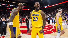 LeBron James festeja após a vitória dos Lakers em Toronto, frente aos Raptors