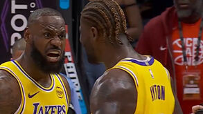 O momento em que LeBron James 'sacrifica' marca de quase 1.300 jogos e assiste para triplo em cima da buzina