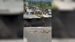 Imagens impressionantes mostram o momento em que estrada desaba e abre enorme cratera na Indonésia 