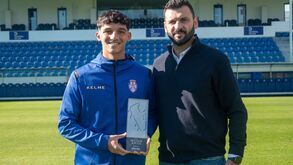 Gabriel Costa já tem o prémio, entregue pelo antigo avançado João Paulo