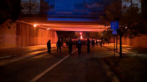 Petardos, cânticos e muita festa: adeptos do Sporting a caminho do Estádio da Luz