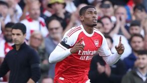 Mosquera, central do Arsenal, lesionado e de baixa por seis semanas