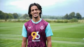 Mejbri, médio do Burnley, suspenso após incidente com adeptos adversários.
