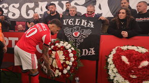 O momento em que os jogadores do Benfica homenagearam o antigo líder dos Diabos Vermelhos