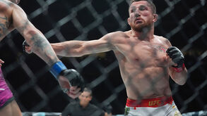 Merab Dvalishvili luta contra Petr Yan no UFC 323