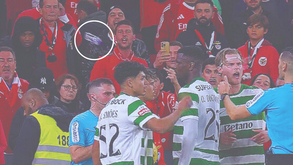 O momento em que uma garrafa foi arremessada na direção de Maxi Araújo