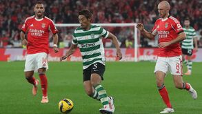 Os jogadores em ação durante o duelo na Luz entre Benfica e Sporting