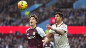 Pau Torres (Aston Villa) e Hincapie (Arsenal) em ação