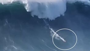 Um dos maiores sustos da vida: surfista brasileiro 'engolido' por onda gigante na Nazaré