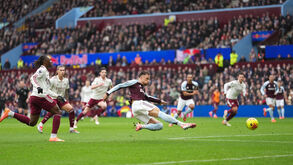 Matty Cash marcou um dos golos do Aston Villa frente ao Arsenal