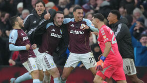 Jogadores do Aston Villa a festejar