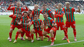 Jogadores do Marítimo comemoram golo