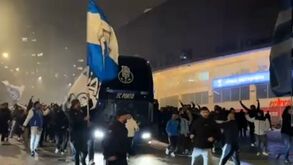 A euforia dos Super Dragões na partida do FC Porto para o estágio com vista ao jogo com o Tondela