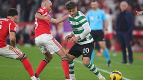 Maxi Araújo em disputa com Aursnes