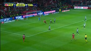 Recebeu 'na cara' de Sergio Ramos e finalizou... de trivela: Paulinho não se cansa de marcar no México