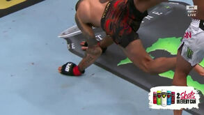 Imagens arrepiantes: lutador brasileiro parte o braço ao fim de 26 segundos e perde título no UFC