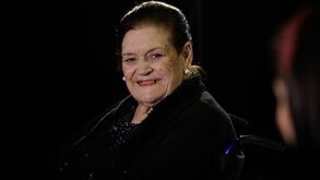 Anita Guerreiro, figura notável do fado português, sorri num retrato.
