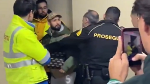 Pai de Lamine Yamal em nova polémica: provocação a adeptos obriga segurança a intervir na bancada e a... 'expulsão'