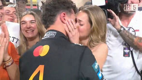 Um beijo e muitas lágrimas: o momento em que Norris festeja com Margarida Corceiro a conquista do Mundial