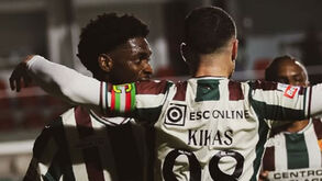 E. Amadora à procura de mais um avançado