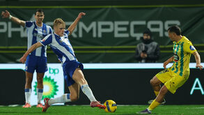 Tiago Manso, defesa do Tondela, disputa lance com Froholdt